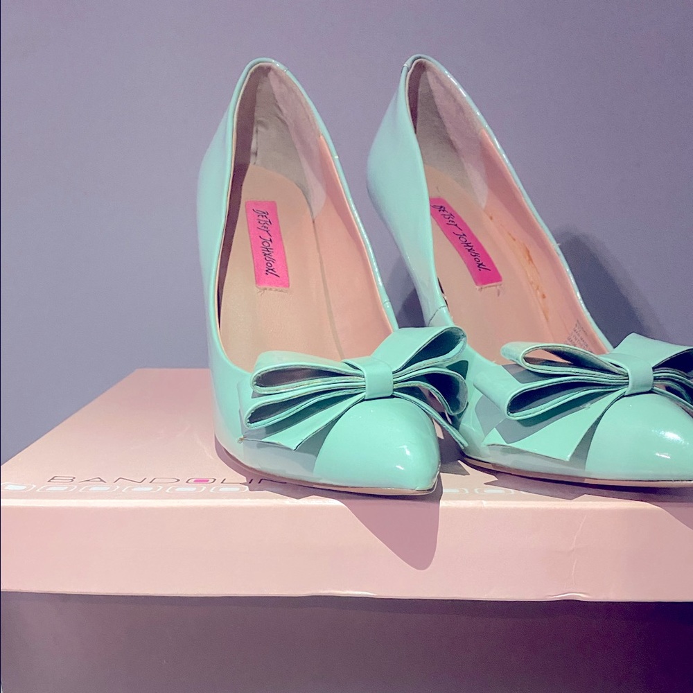 Betsey Johnson mint green bow heels